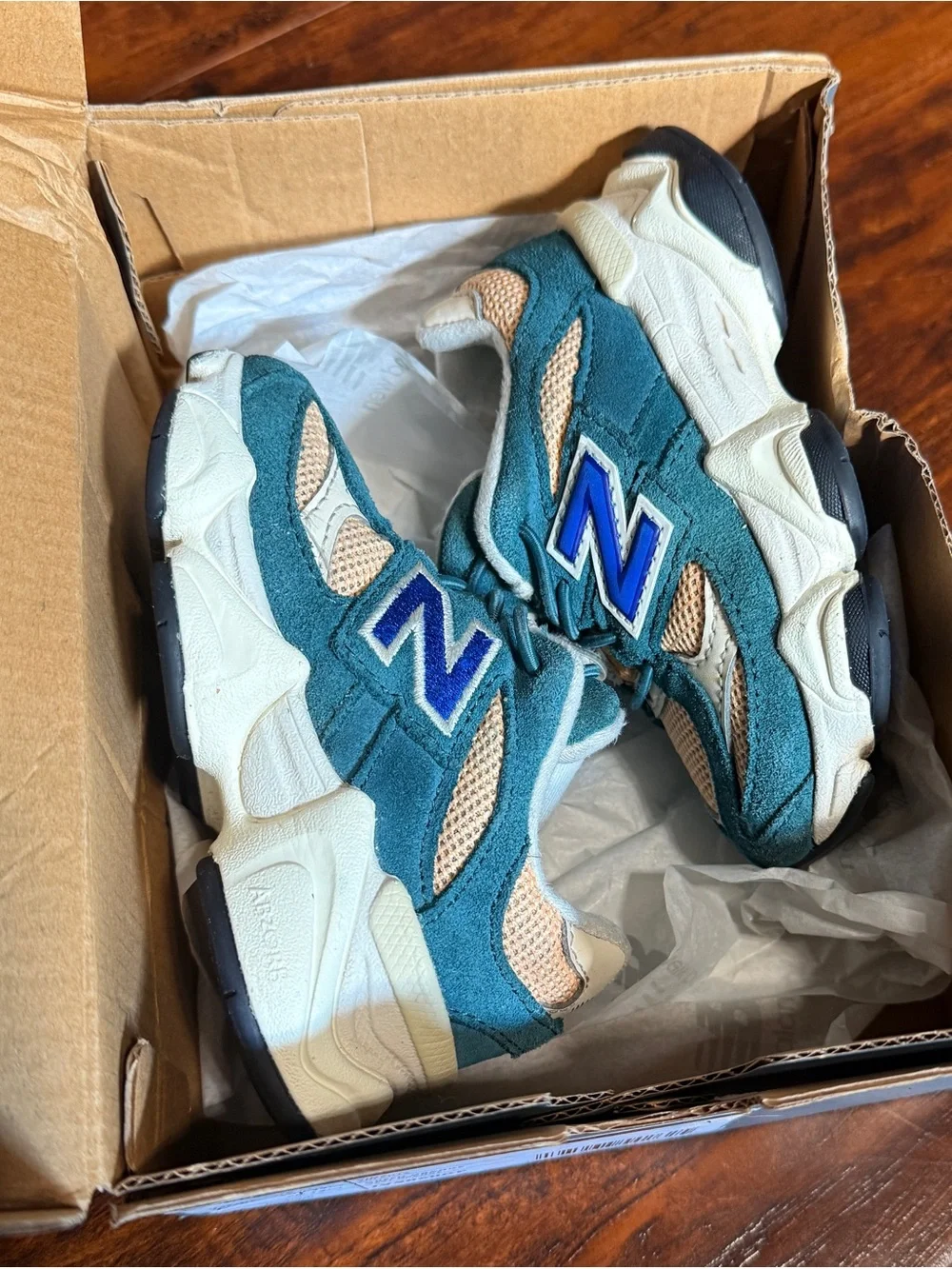 New Balance Boys 9060 Toddler Sneakers Green Orange Size 6